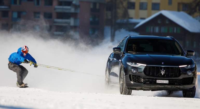 record-guiness-snowboard-maserati-levante.jpg
