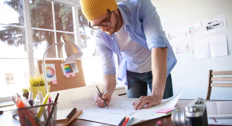 trabajador-hombre-gafas-planos-dreamstime-770x420.jpg