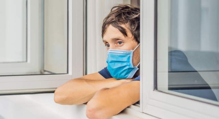 hombre-ventana-mascarilla-alamy.jpg