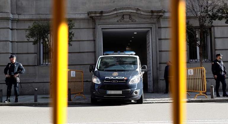 furgon-policia-supremo-18abril18-efe.jpg