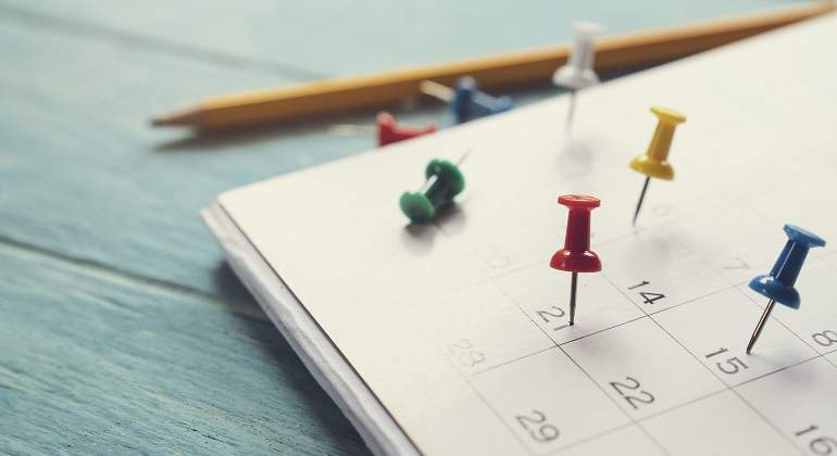 Calendario-con-chinchetas-clavadas-en-dias-iStock.jpg