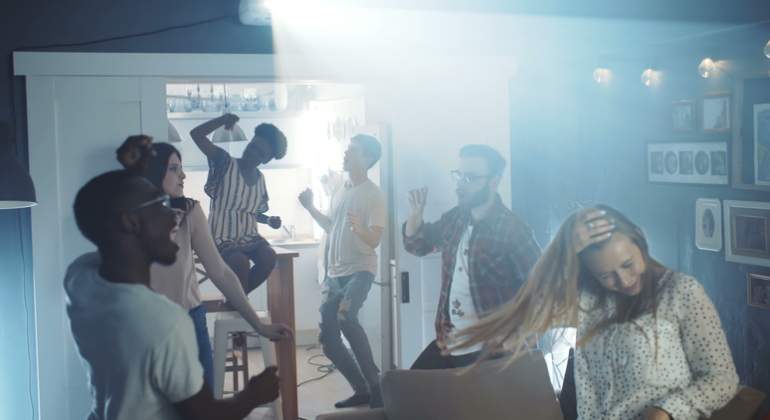 Estudiantes bailan y celebran una fiesta en casa