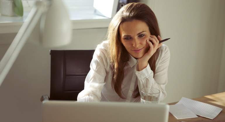 trabajadora-consulta-ordenador-dreamstime.jpg