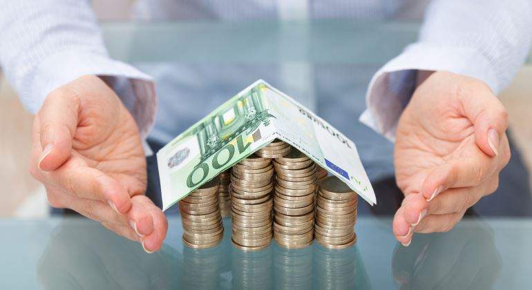 vivienda-dinero-manos-770-istock.jpg
