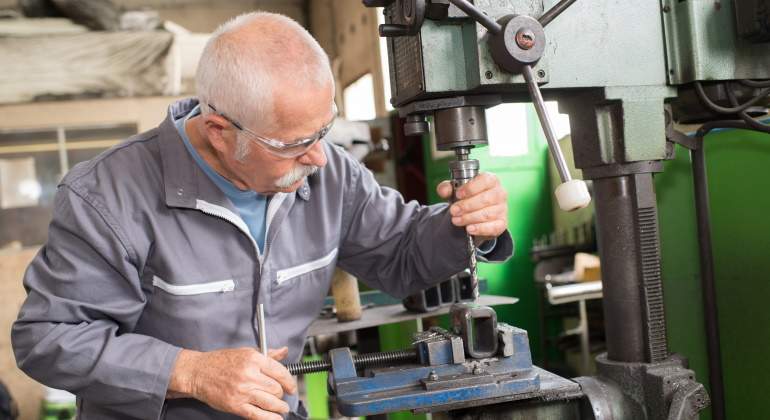 trabajador-mayor-maquina-fabrica-dreamstime.jpg
