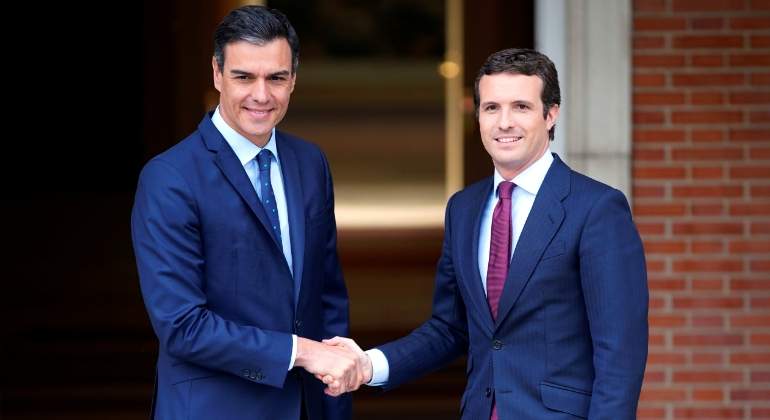 sanchez-casado-saludo-moncloa-6may19-reuters.jpg