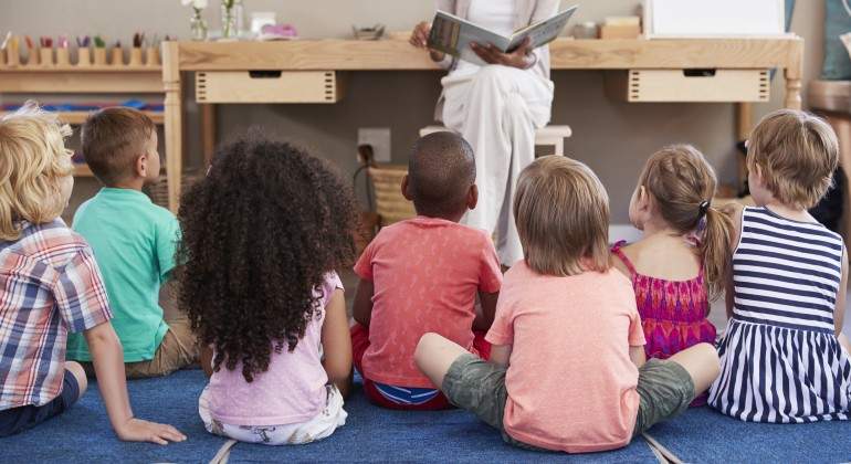 ninos-de-escuela-infantil-atendiendo.jpg