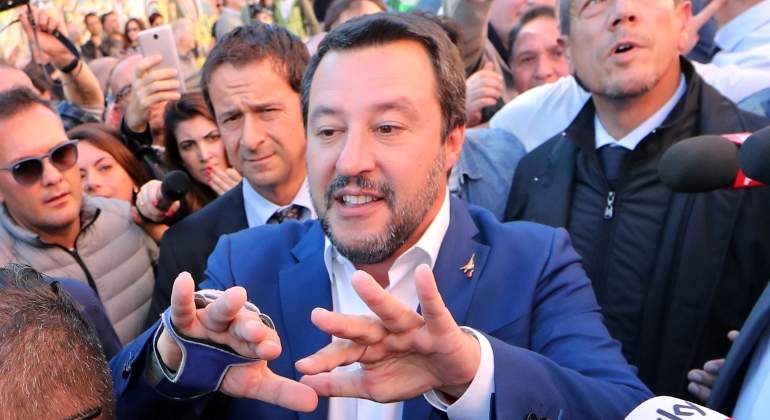 salvini-multitud-manos-reuters.jpg