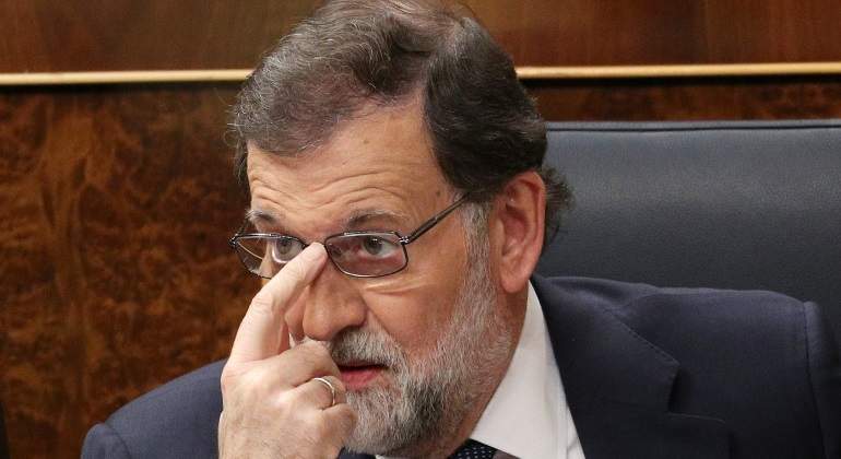 rajoy-gesto-gafas-comparecencia-11octubre-reuters.jpg