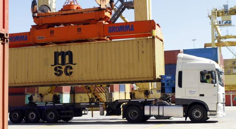 Carga de un contenedor en un camin en el Puerto de Valencia GUILLERMO LUCAS