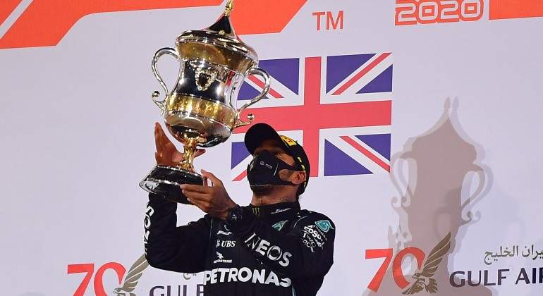 Lewis-Hamilton-trofeo-Reuters.jpg