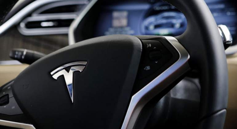tesla-volante-autopilot-bloomberg.jpg
