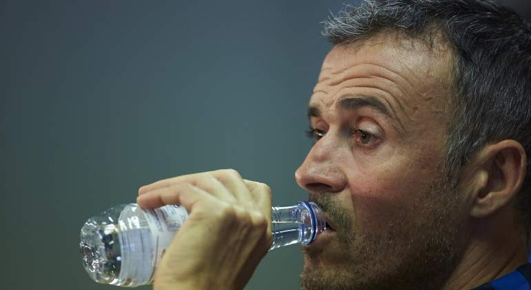 luis-enrique-bebe-agua-rp-hercules-efe.jpg