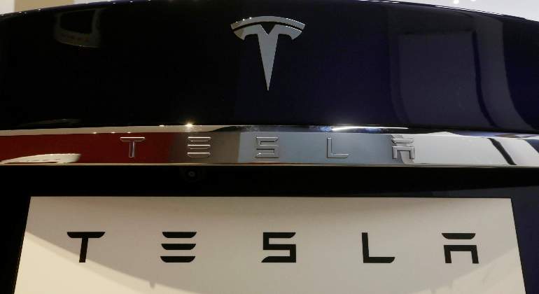 tesla-logo-reuters-2.jpg