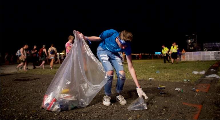 festival-chico-recogiendo-basura-reuters.jpg