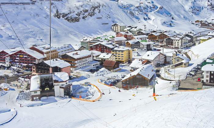 estacion-esqui-Lech-pueblo-Zurs-Dnaveh-Dreamstime.jpg