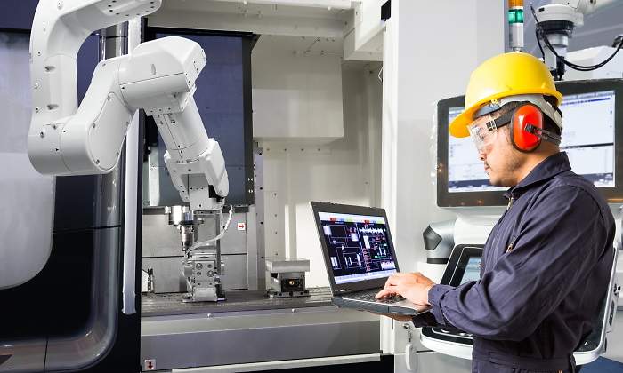 fabrica-robotica-industria-40-dreamstime.jpg