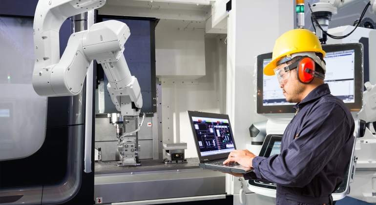 fabrica-robotica-industria-40-dreamstime.jpg