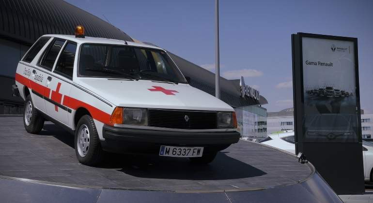 renault-r18-cruz-roja-medico-01.jpg