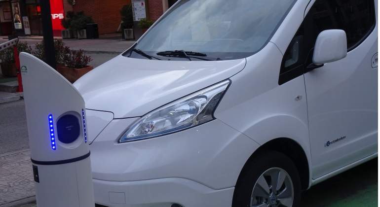 coche-electrico-cargando-calle.jpg