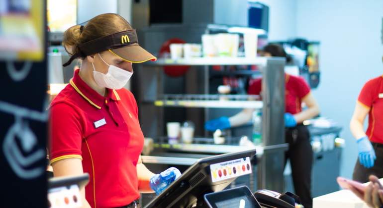 trabajadora-mcdonalds-dreamstime.jpg