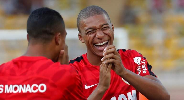 Mbappe-risas-calentamiento-2017-reuters.jpg