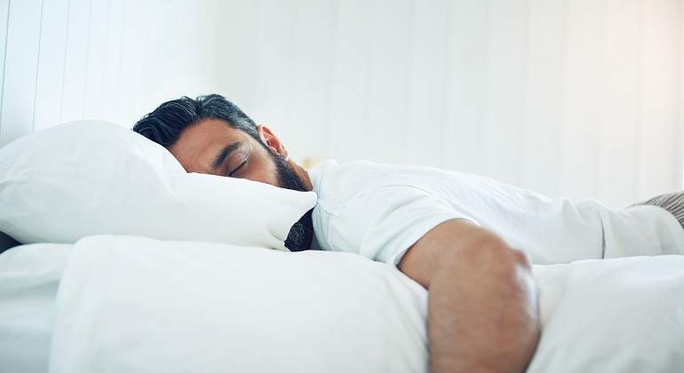 Un-hombre-durmiendo-boca-abajo-sobre-una-cama-iStock.jpg