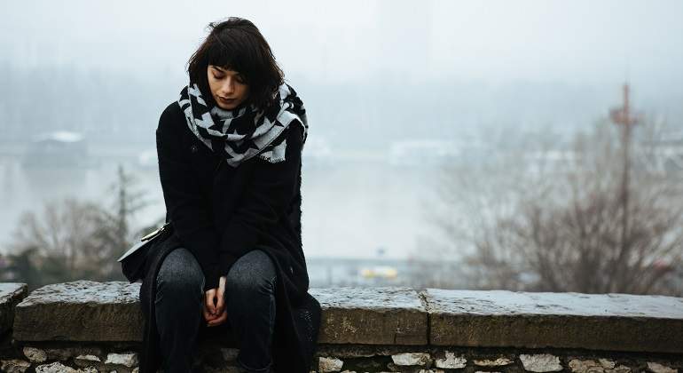 Una-mujer-triste-durante-un-dia-de-invierno-iStock.jpg