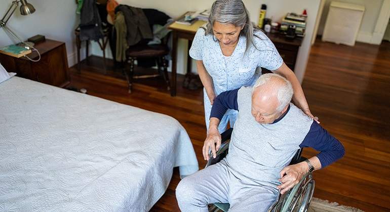 Persona-dependiente-ayudada-por-un-familiar-Istock-770-x-420.jpg