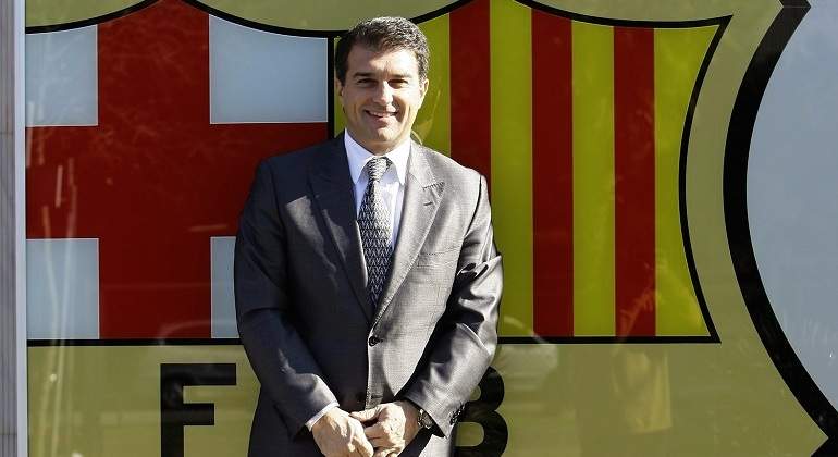 laporta-escudo-barcelona-2010-reuters.jpg