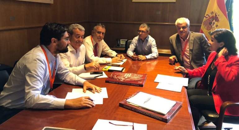 Jos Antonio Valbuena en un encuentro con representantes de la Asociacin Elica de Canarias