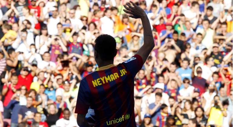 Neymar-saluda-presentacion-2013-reuters.jpg
