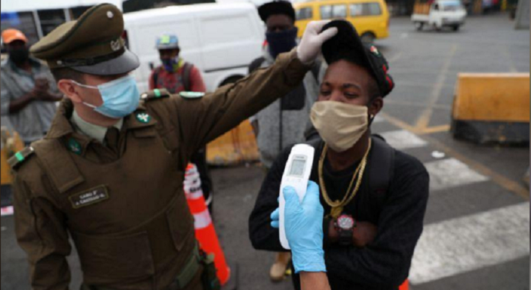coronavirus-chile-toma-temperatura-reuters.png