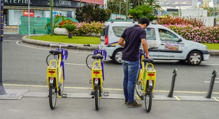 Un hombre se dispone a alquilar una bicicleta