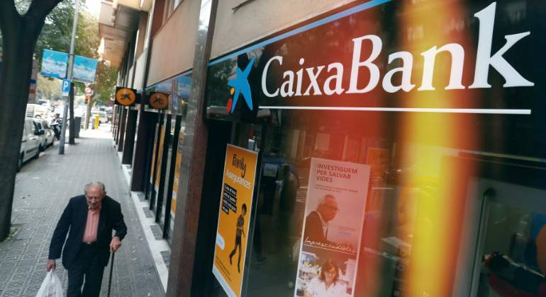 caixabank-sucursal-lateral-reuters-amarillo.jpg