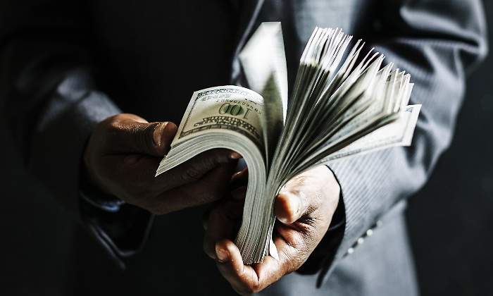 Rico-dolares-fajo-billetes-dreamstime.jpg