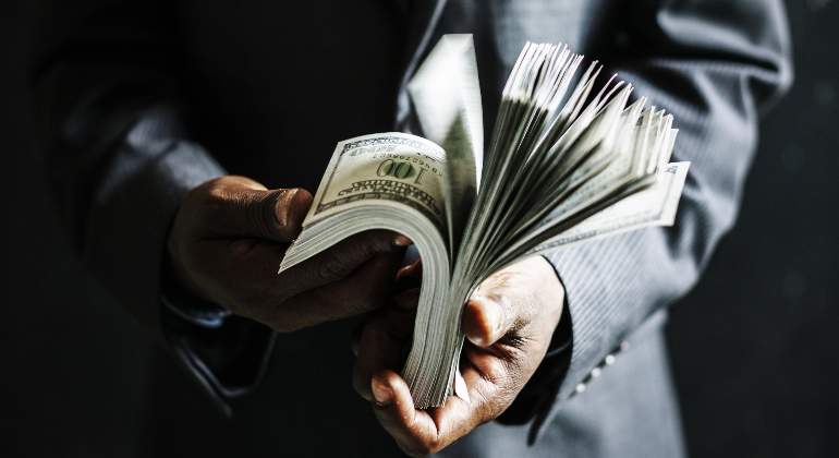 Rico-dolares-fajo-billetes-dreamstime.jpg