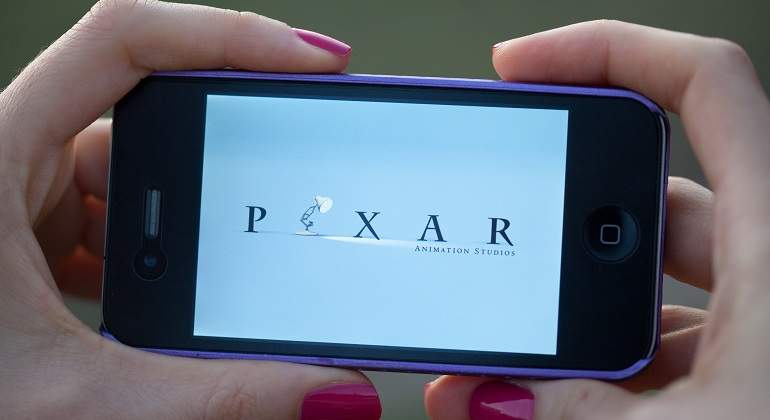 Intro-de-Pixar-en-la-pantalla-de-un-movil-iStock.jpg