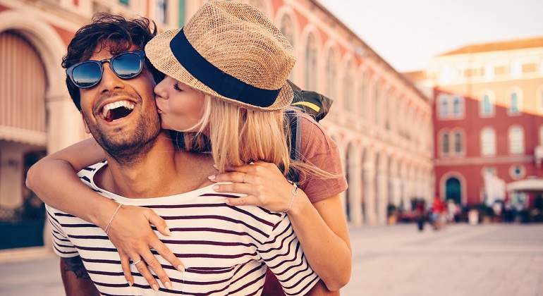 Pareja-dandose-un-beso-iStock.jpg