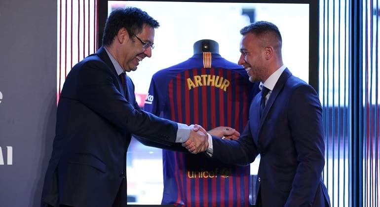 bartomeu-arthur-saludo-presentacion-reuters.jpg