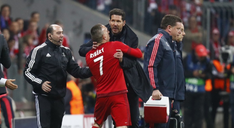Ribery-Simeone-parar-Bayern-2016-bronca-reuters.jpg