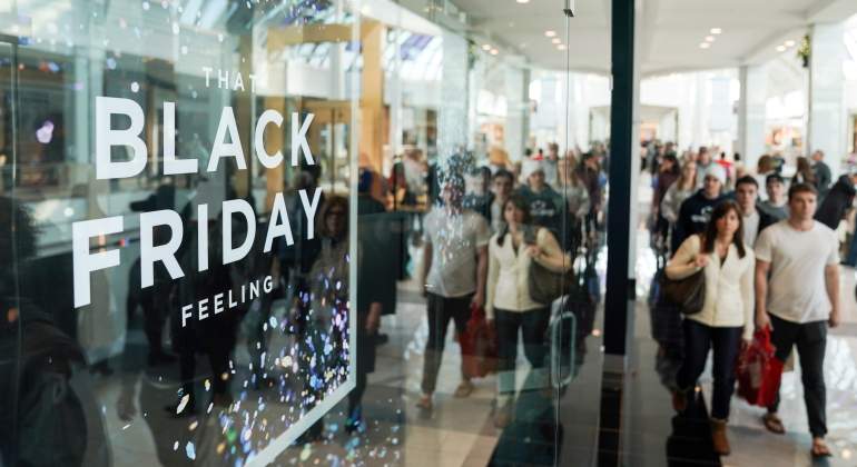 black-friday-cartel-multitud-reuters.jpg