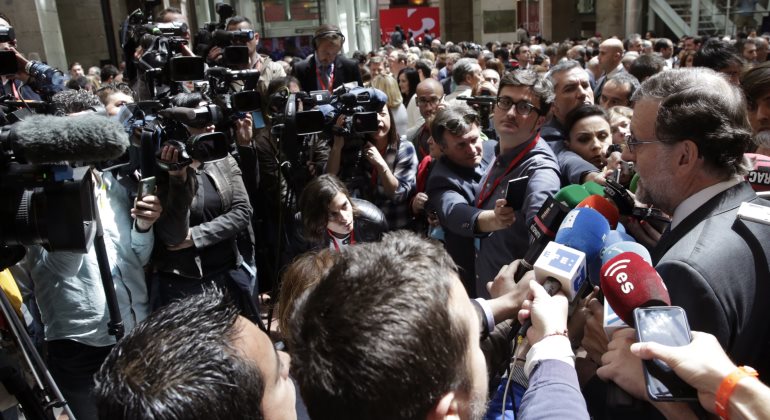 rajoy-microfonos-dosdemayo-efe.jpg