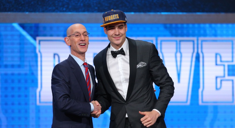 Juan-Hernangomez-gorra-nuggets-draft-2016-reuters.jpg