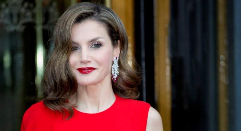 reina-letizia-pendientes-rojo-cordon.jpg