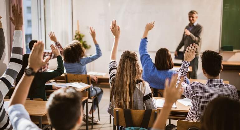 Clase-llena-de--alumnos-con-la-mano-levantada-iStock.jpg