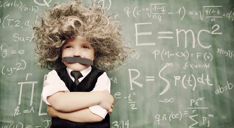 Un-nino-pequeno-disfrazado-como-un-genio-iStock.jpg