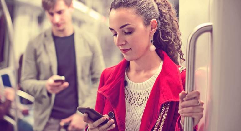 moviles-jovenes-vagon-metro-dreamstime.jpg