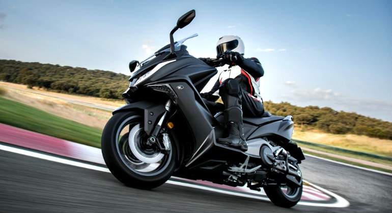 Kymco-AK-550-2.jpg