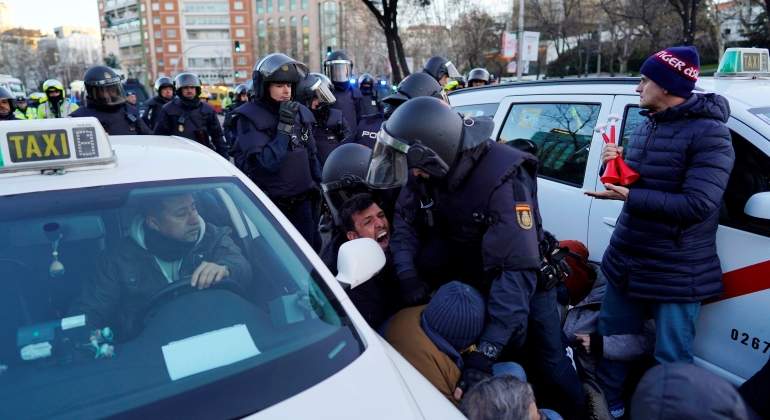 taxistas-castellana-policia-madrid.jpg